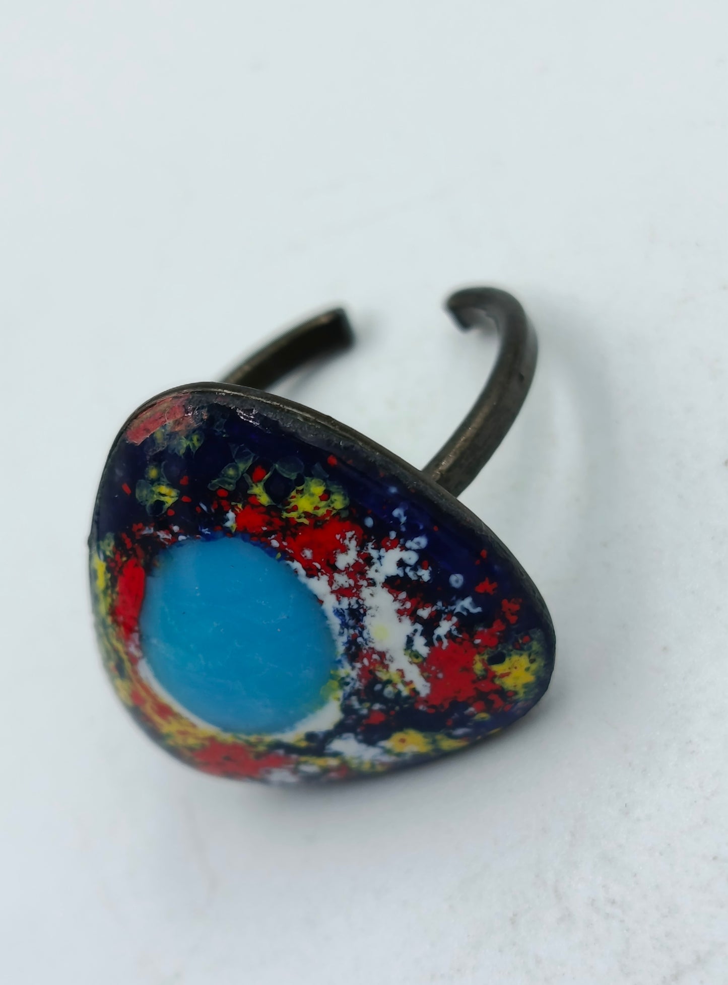 Verstellbarer Ring mit buntem Emaille-Design