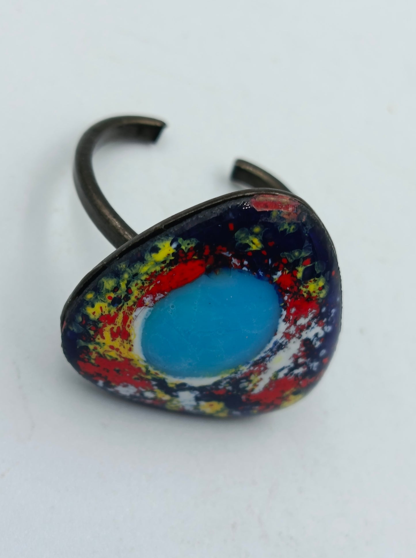 Verstellbarer Ring mit buntem Emaille-Design