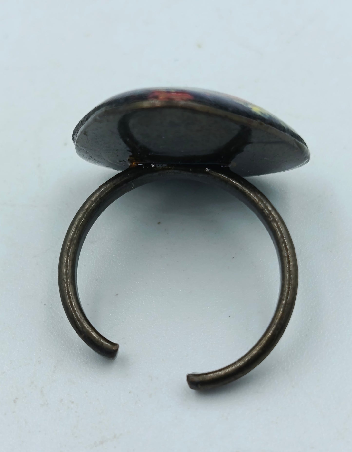 Verstellbarer Ring mit buntem Emaille-Design