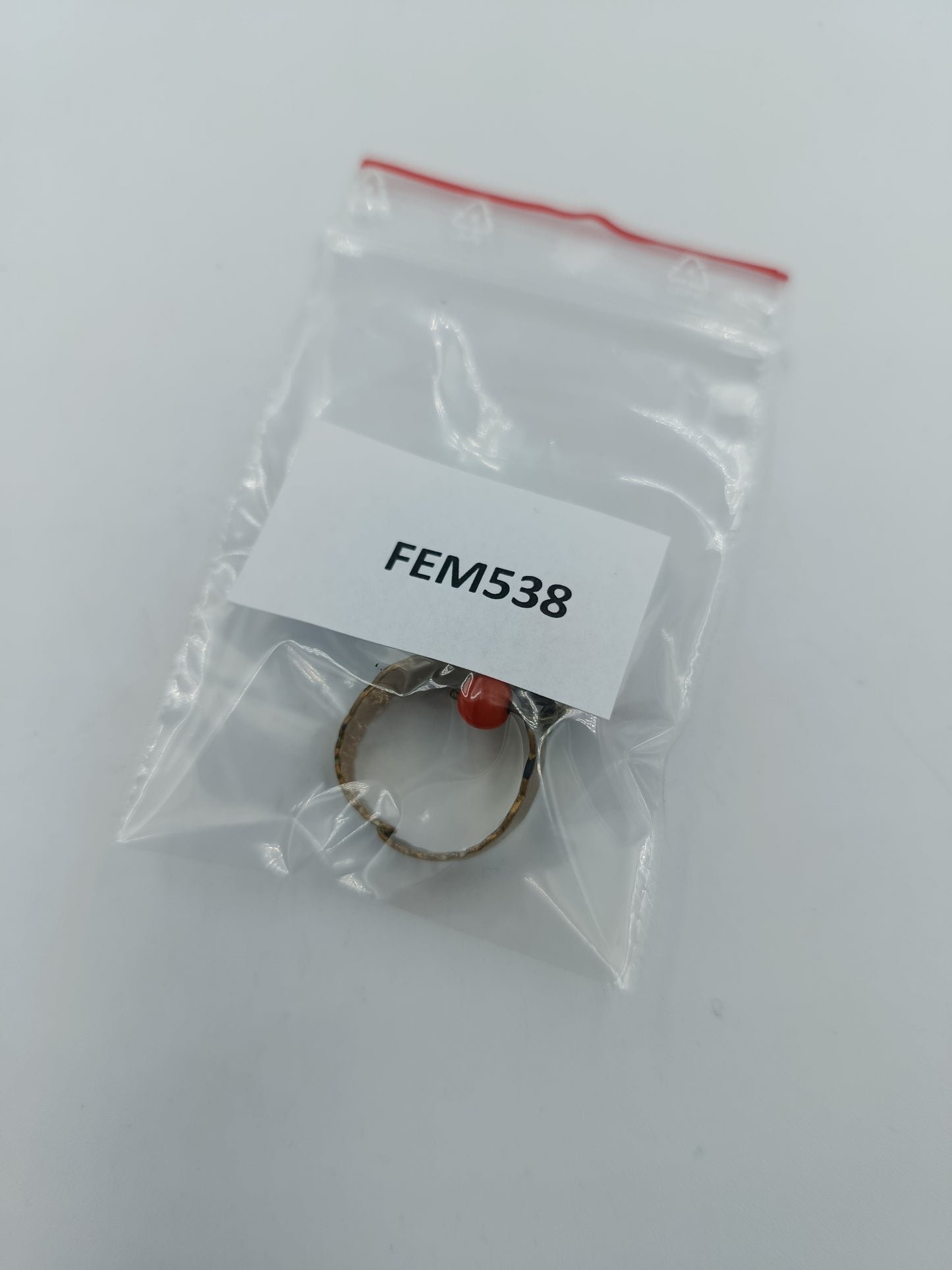 Verstellbarer Vintage-Ring mit roten Perlenanhängern