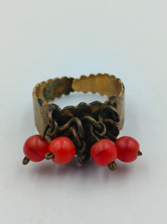 Verstellbarer Vintage-Ring mit roten Perlenanhängern