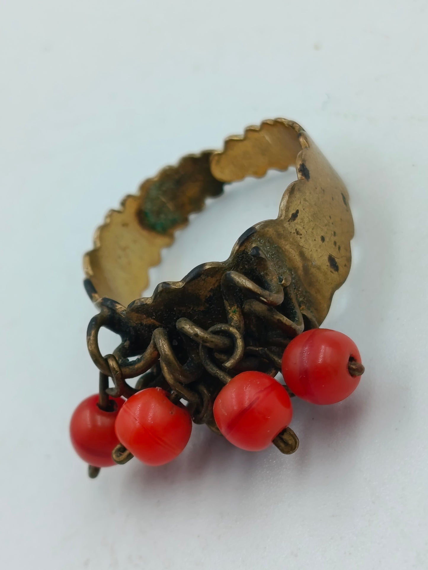Verstellbarer Vintage-Ring mit roten Perlenanhängern