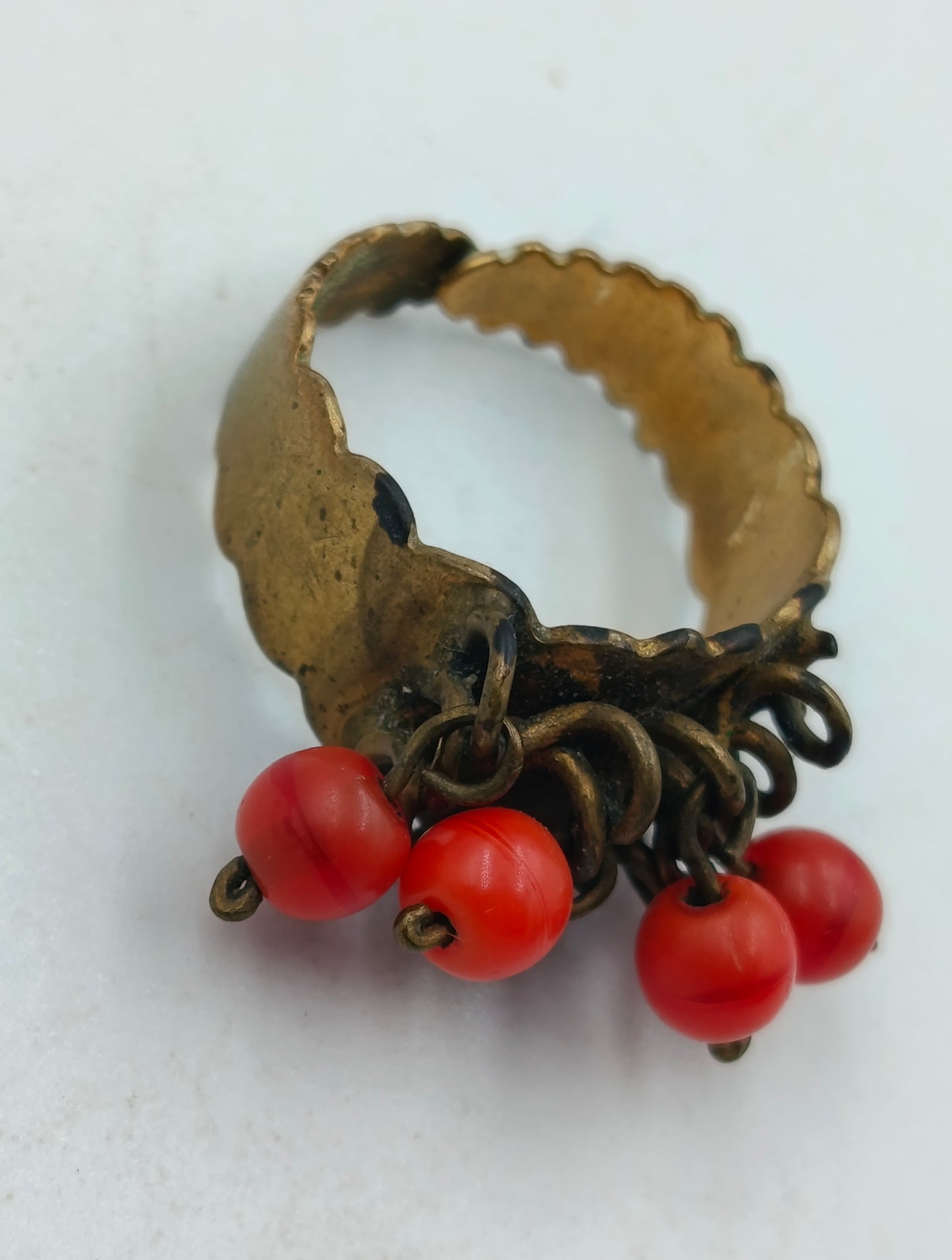 Verstellbarer Vintage-Ring mit roten Perlenanhängern