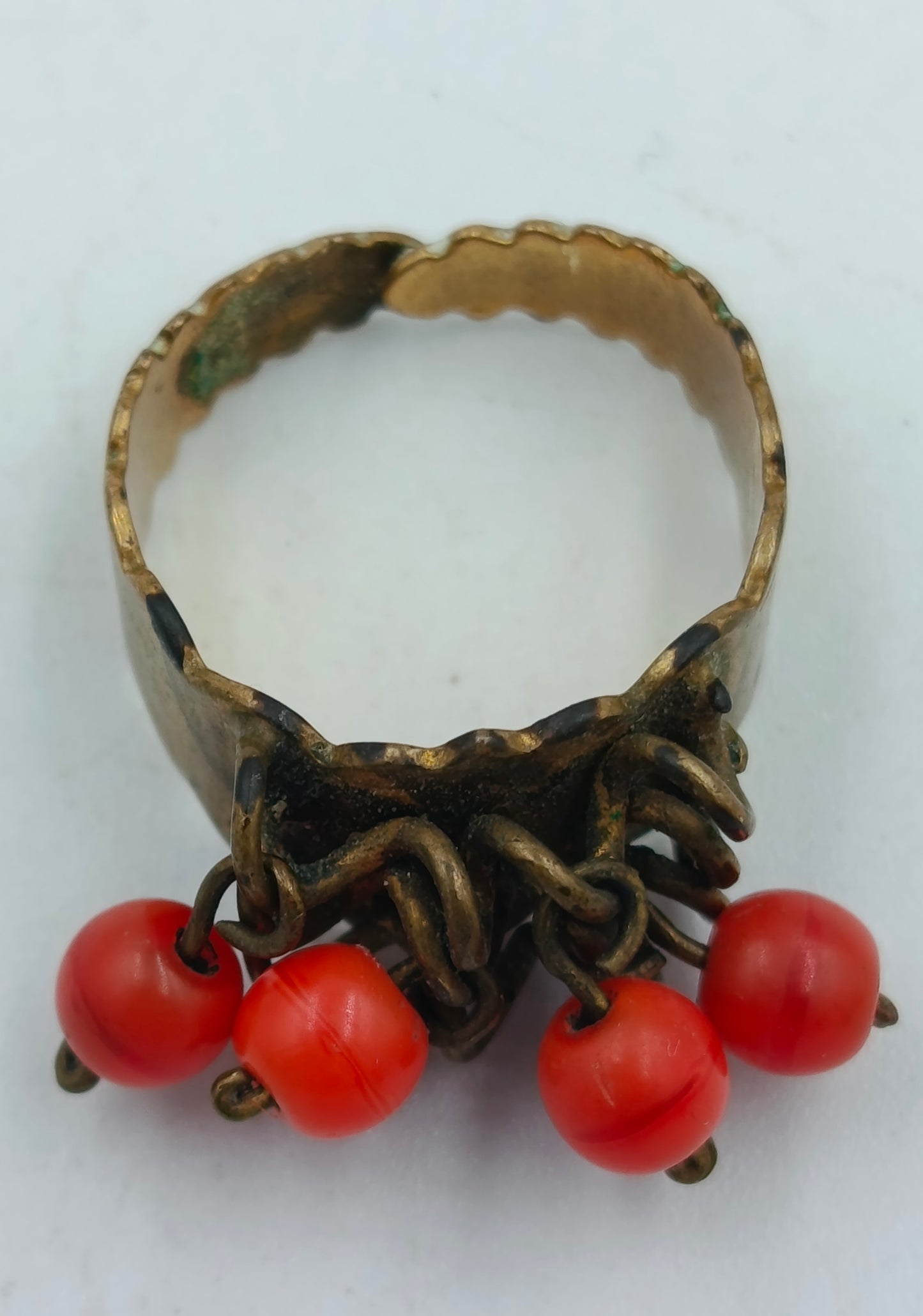 Verstellbarer Vintage-Ring mit roten Perlenanhängern