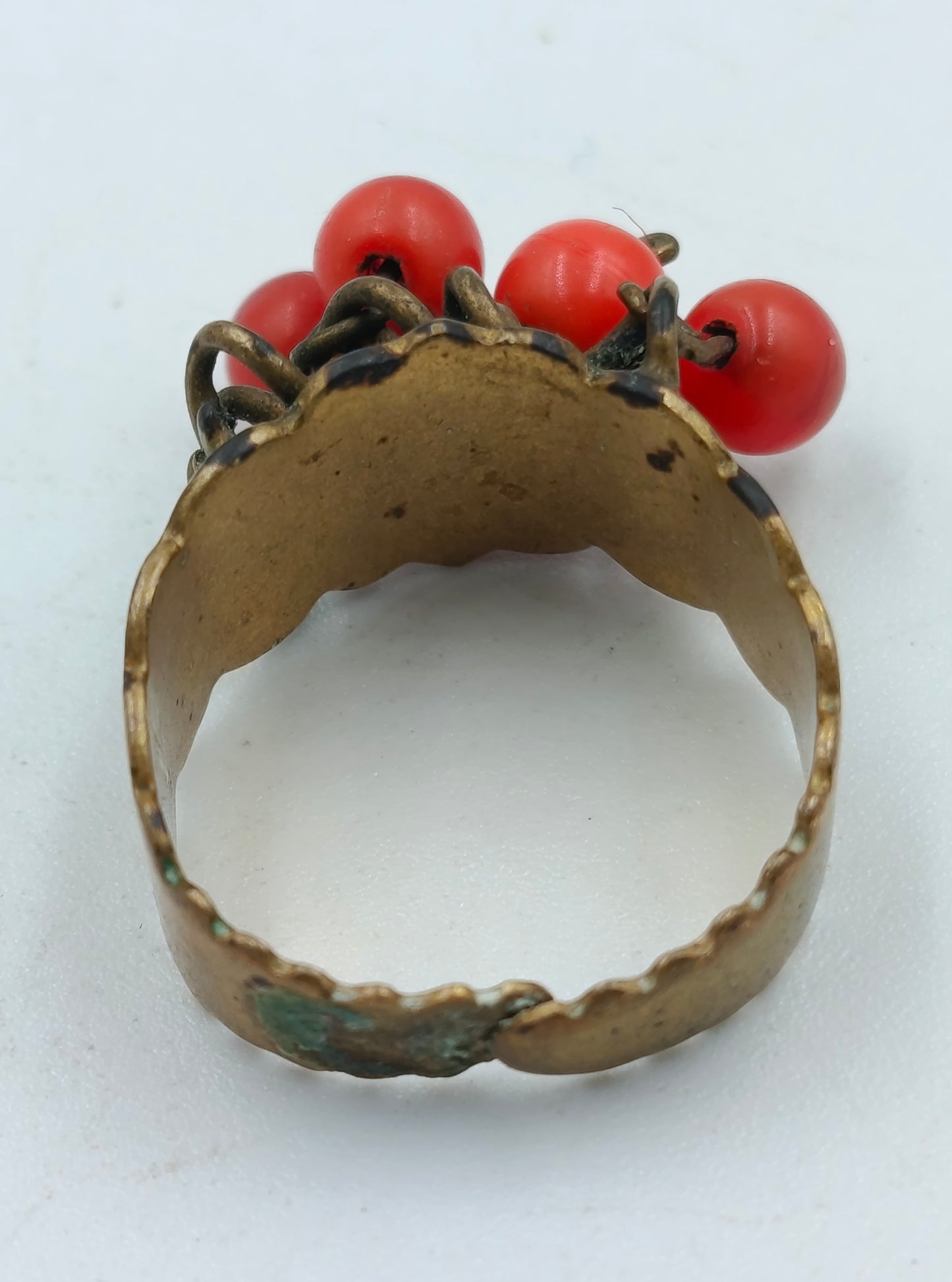 Verstellbarer Vintage-Ring mit roten Perlenanhängern