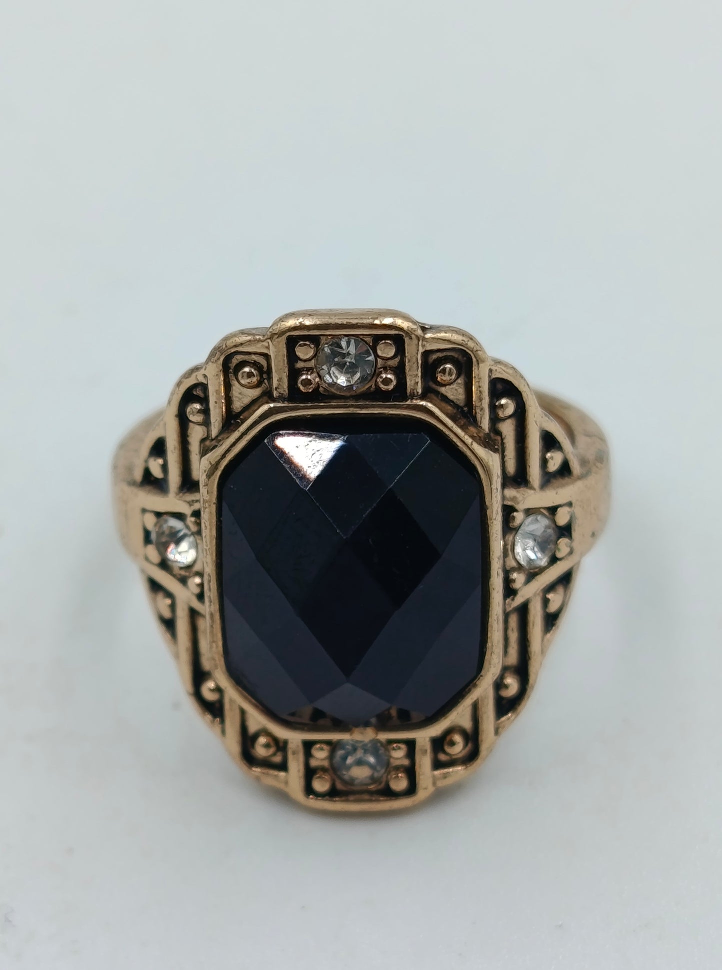 Goldfarbener Ring mit schwarzem Facettenstein