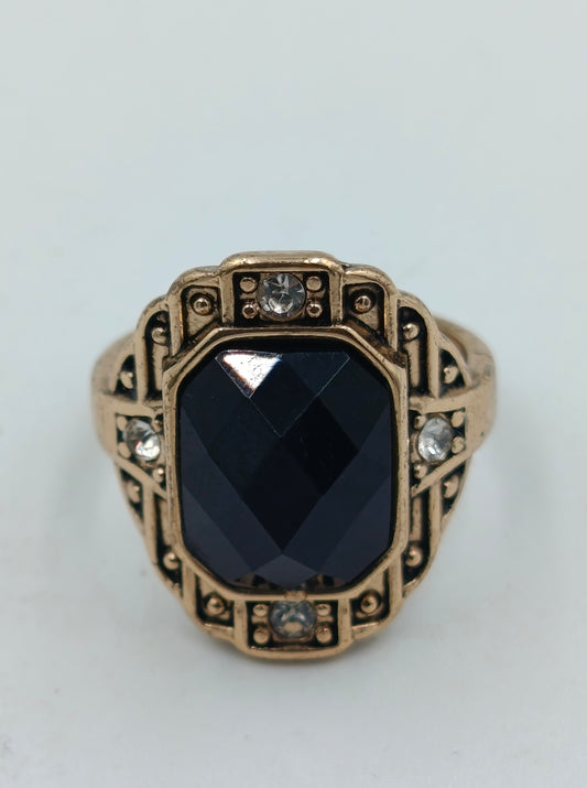 Goldfarbener Ring mit schwarzem Facettenstein
