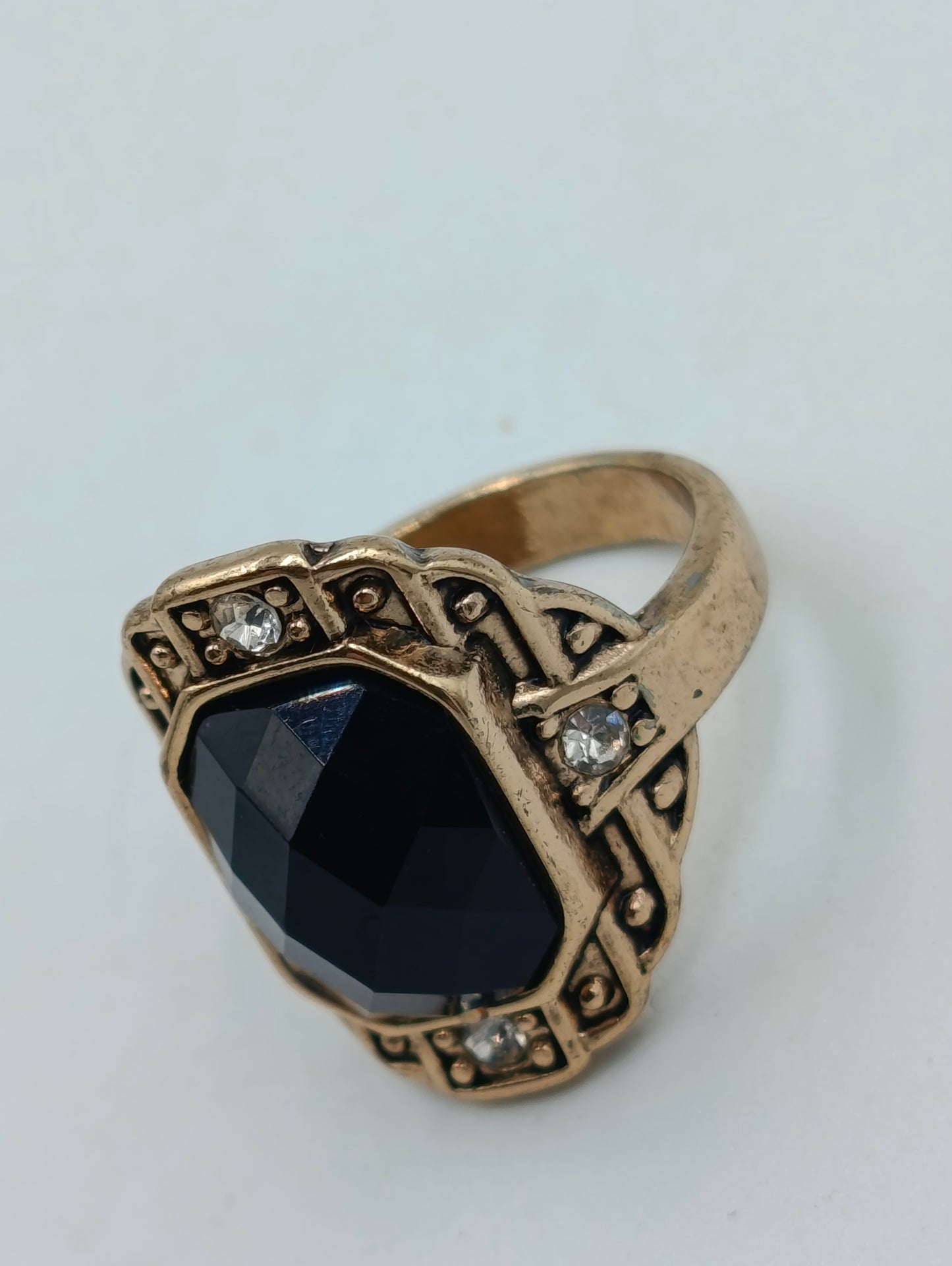 Goldfarbener Ring mit schwarzem Facettenstein