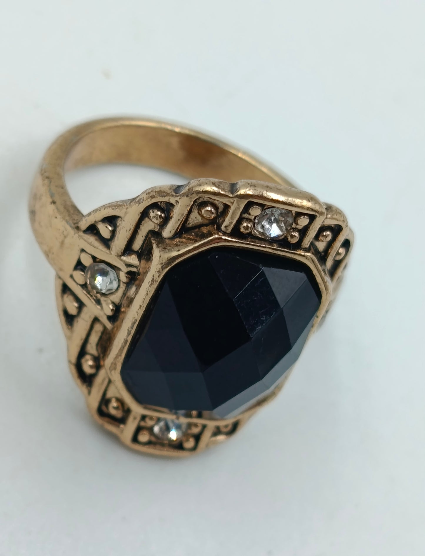 Goldfarbener Ring mit schwarzem Facettenstein