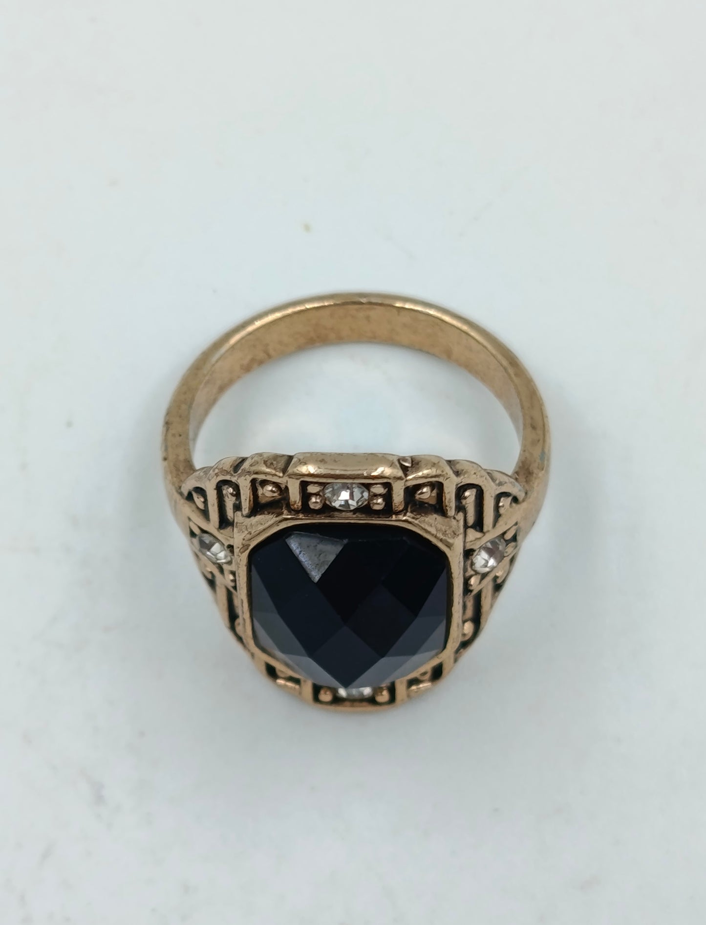 Goldfarbener Ring mit schwarzem Facettenstein
