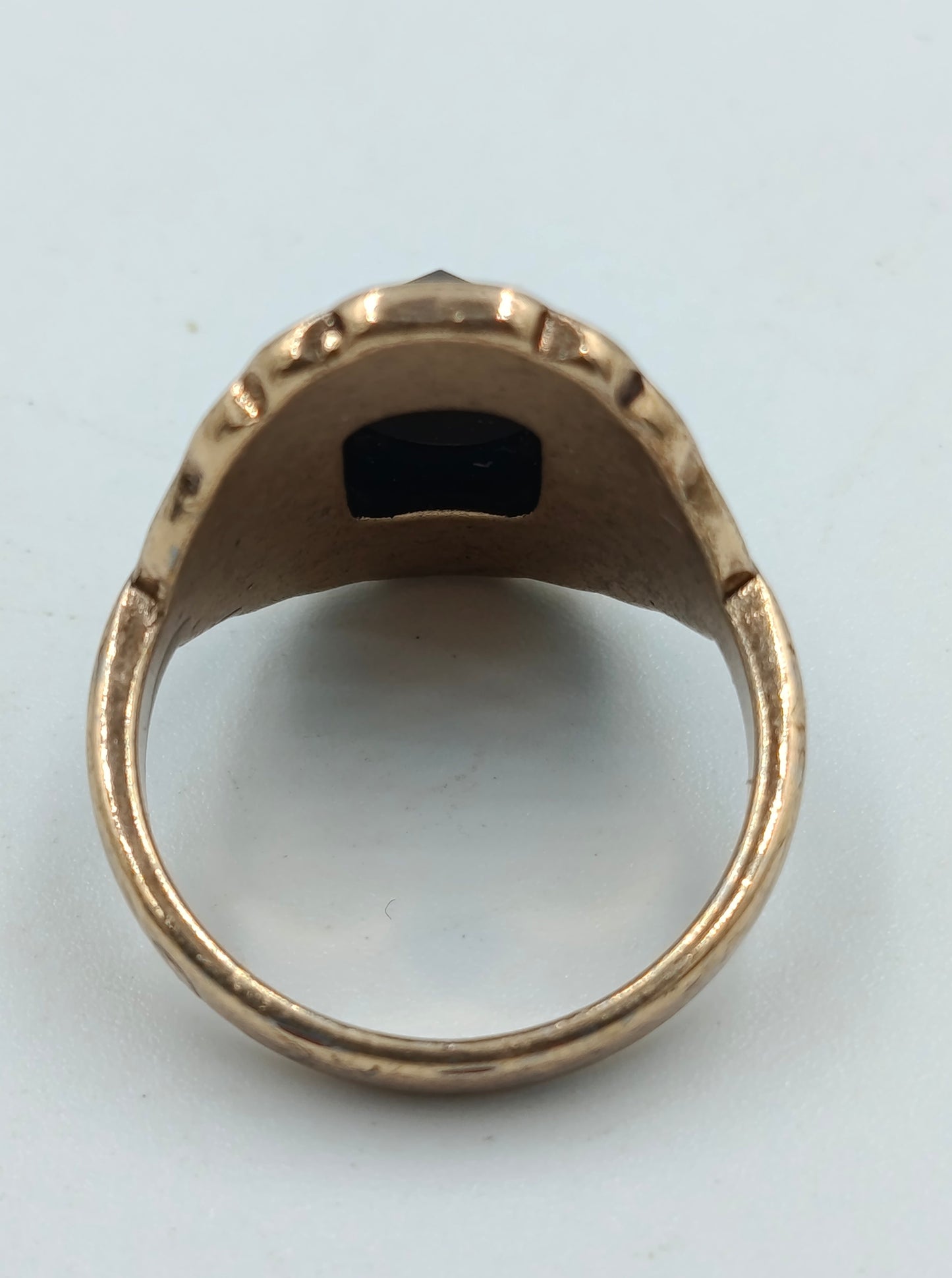 Goldfarbener Ring mit schwarzem Facettenstein