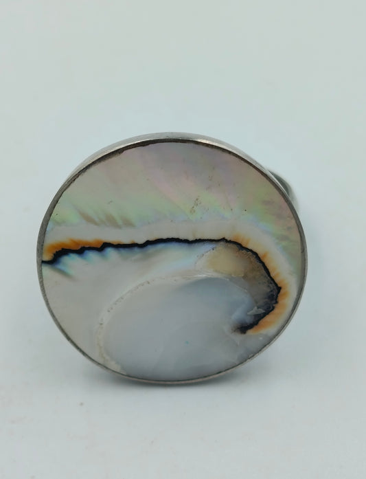 Silberfarbener Ring mit Muschelkern-Einsatz