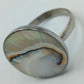 Silberfarbener Ring mit Muschelkern-Einsatz