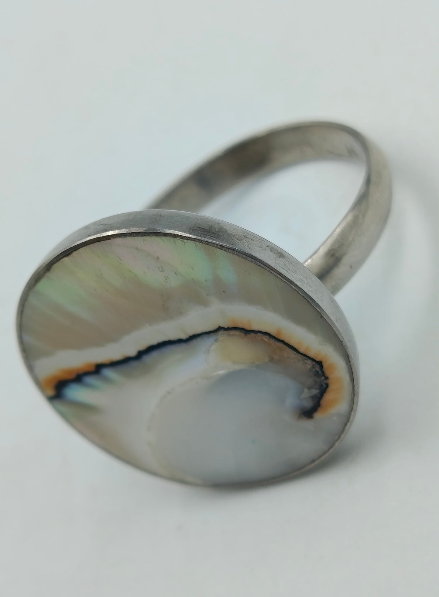 Silberfarbener Ring mit Muschelkern-Einsatz