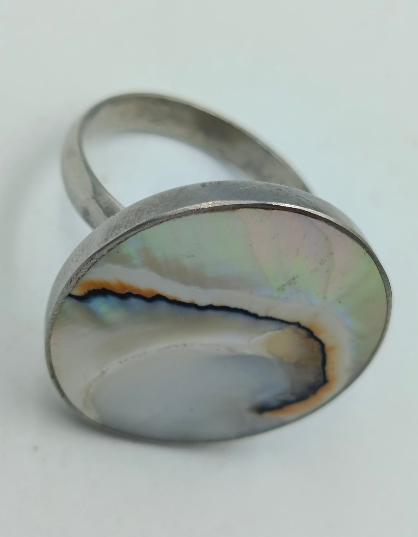 Silberfarbener Ring mit Muschelkern-Einsatz