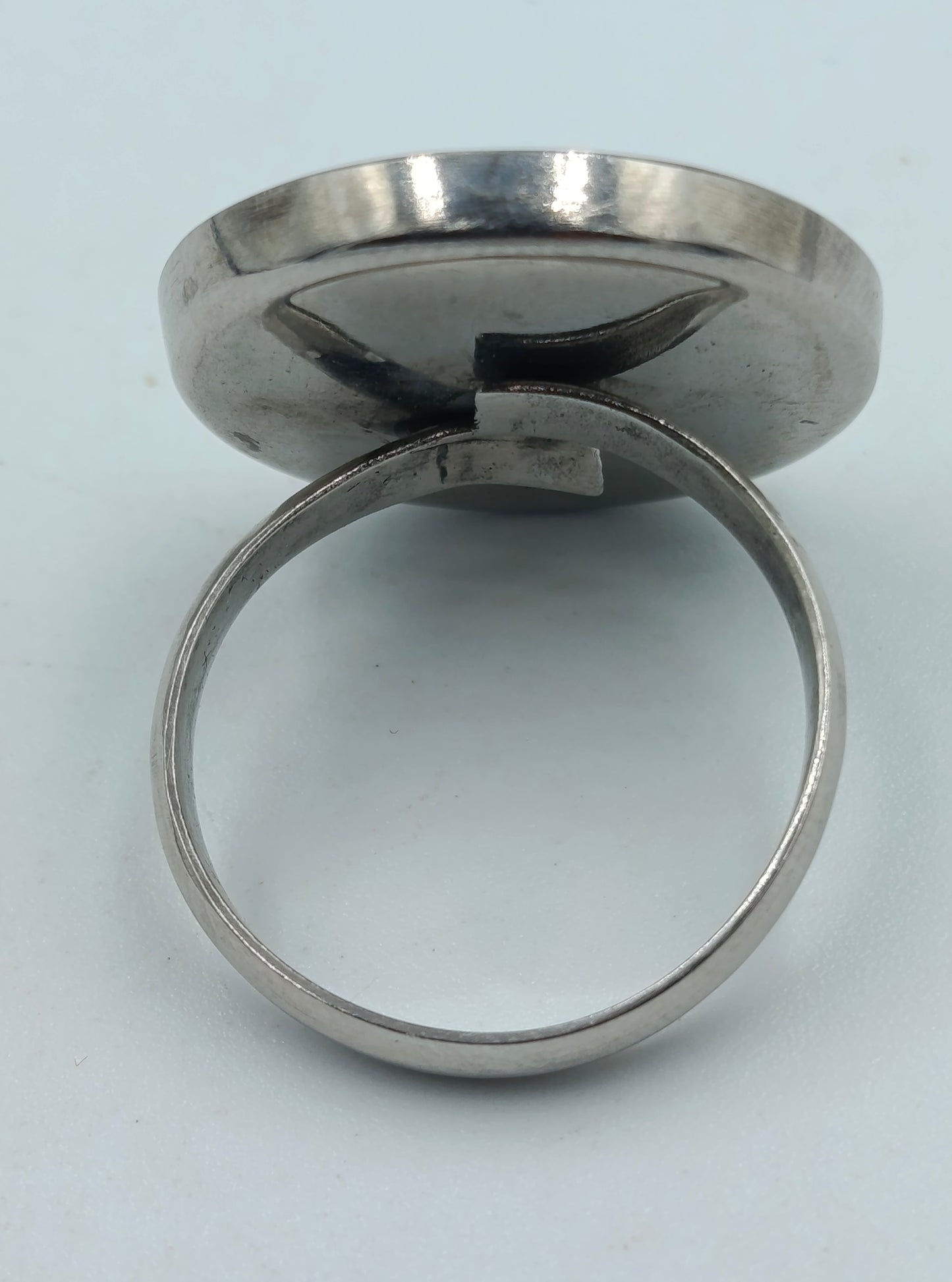 Silberfarbener Ring mit Muschelkern-Einsatz