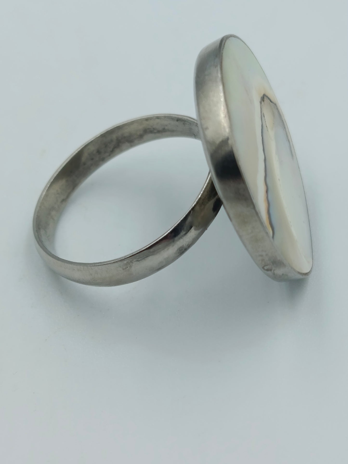 Silberfarbener Ring mit Muschelkern-Einsatz