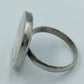 Silberfarbener Ring mit Muschelkern-Einsatz