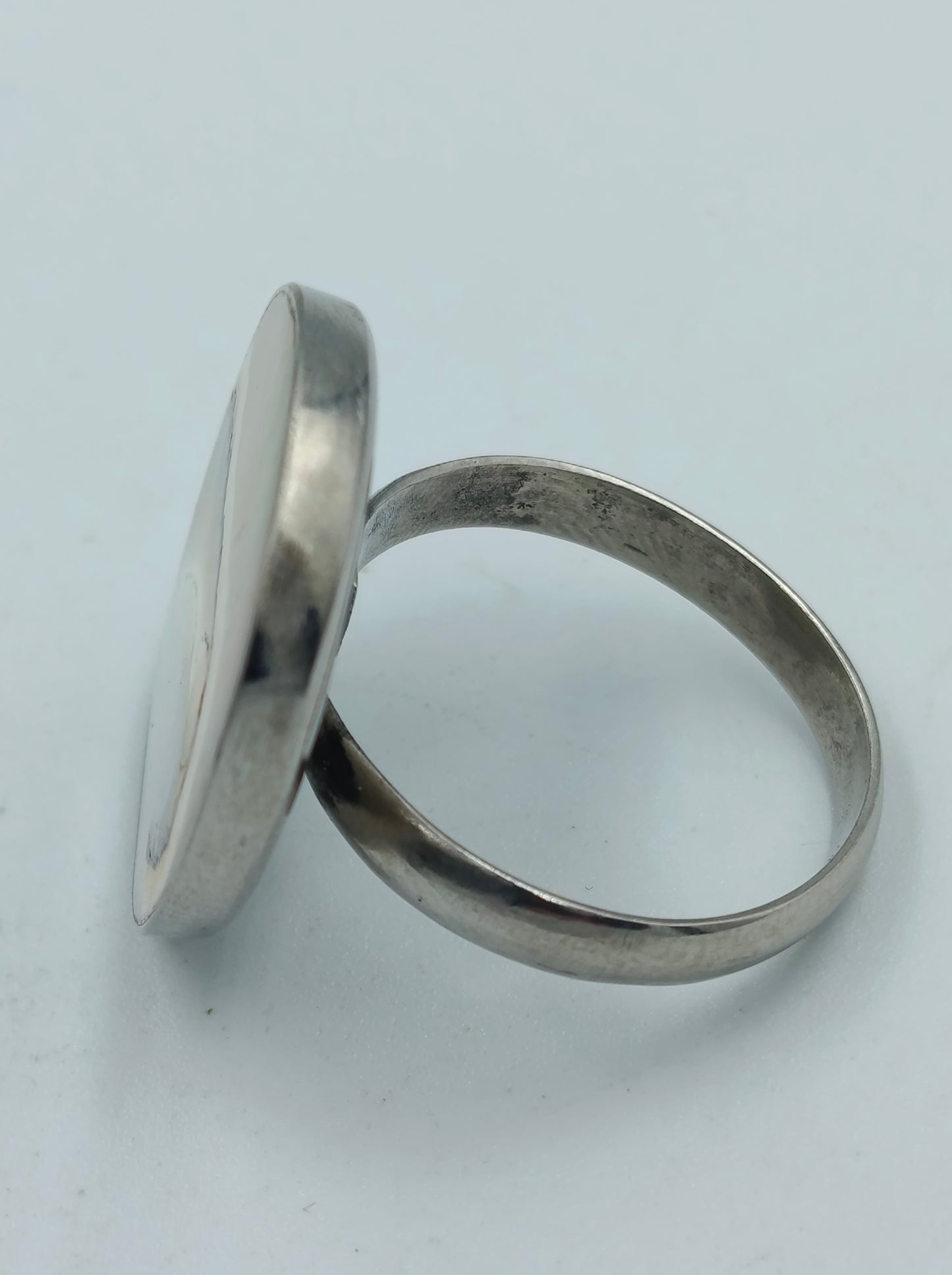 Silberfarbener Ring mit Muschelkern-Einsatz