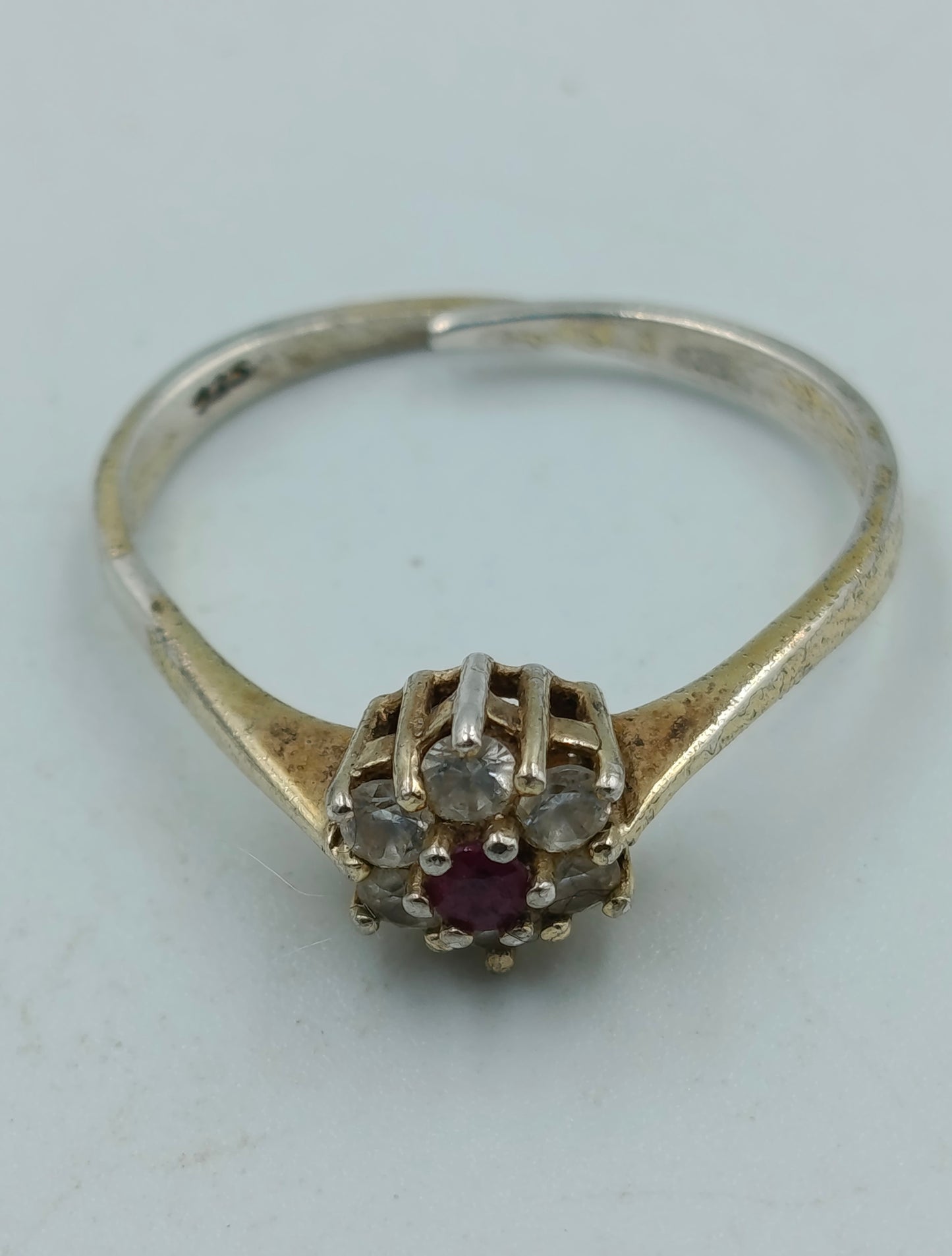 925 Silberring mit roten und klaren Steinen