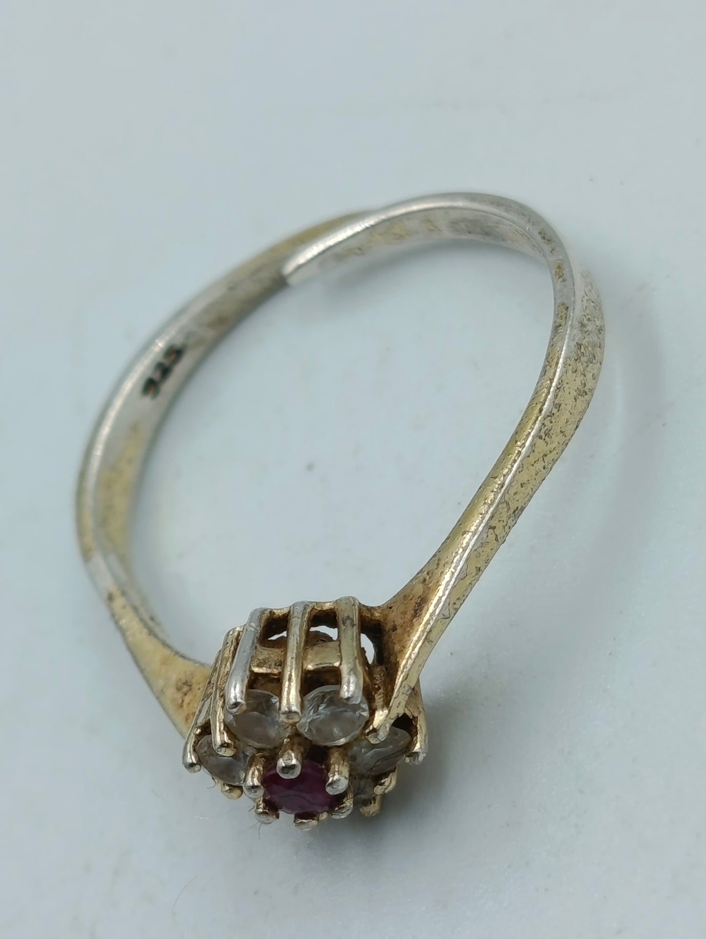 925 Silberring mit roten und klaren Steinen