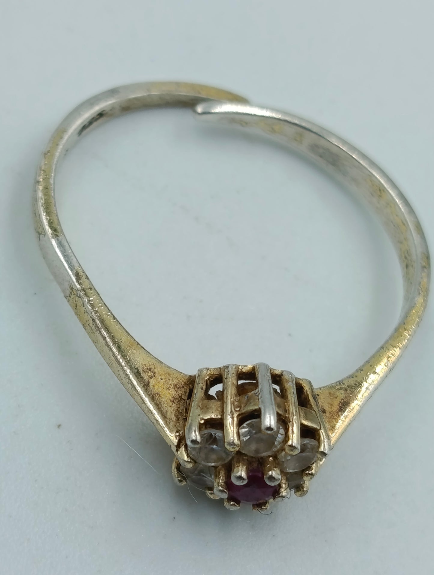 925 Silberring mit roten und klaren Steinen