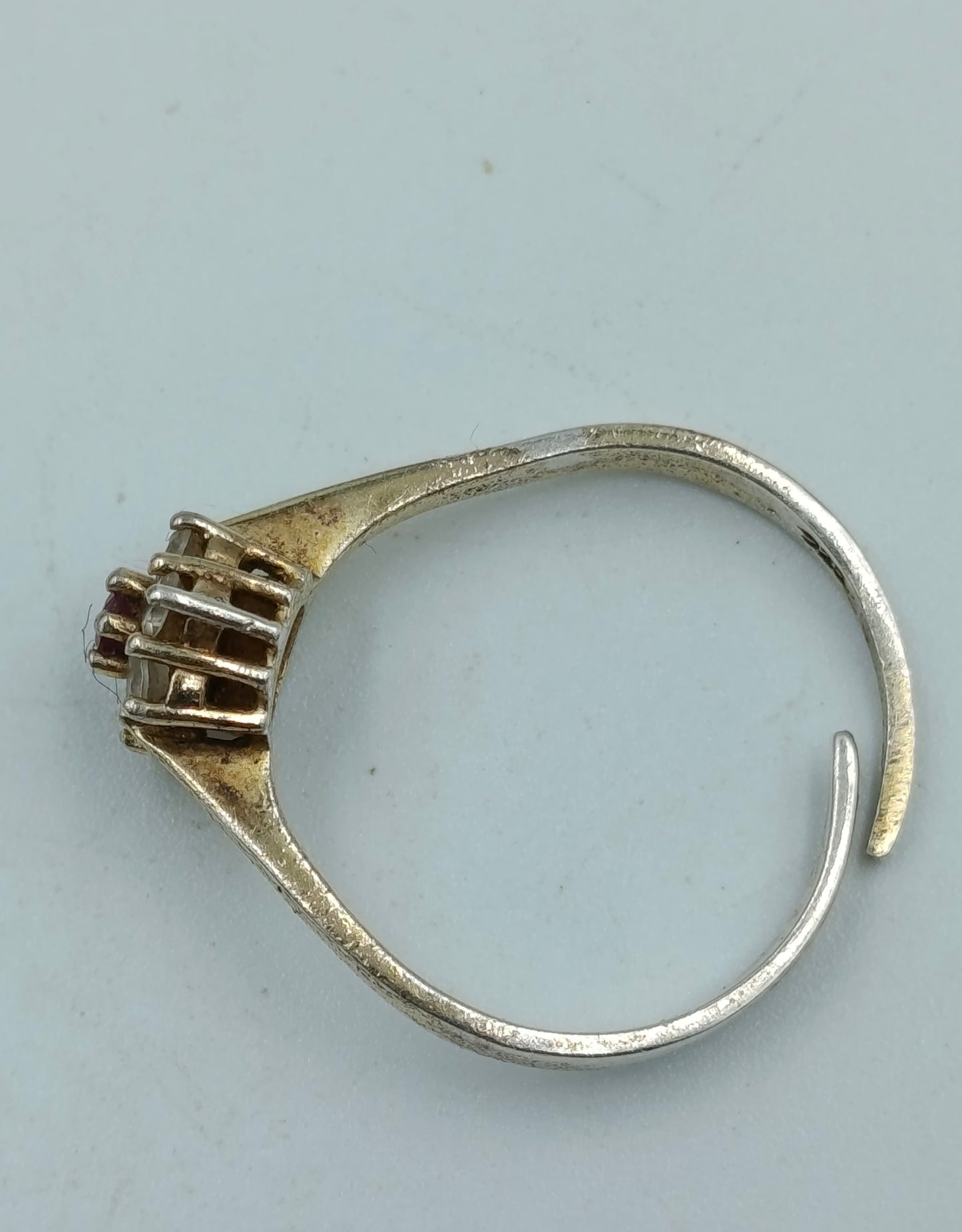 925 Silberring mit roten und klaren Steinen