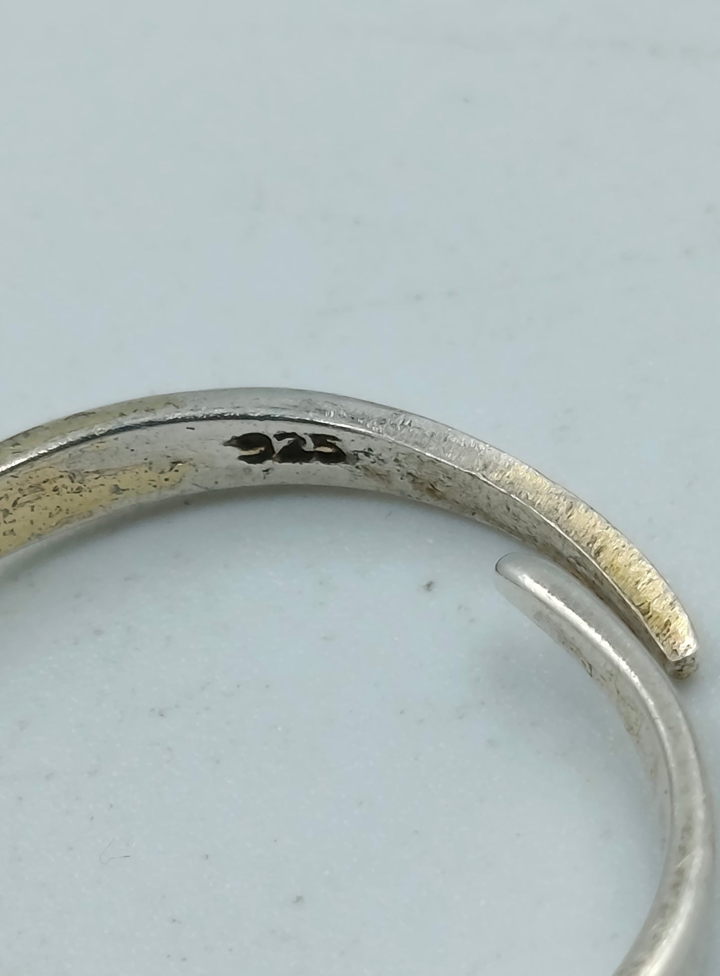 925 Silberring mit roten und klaren Steinen