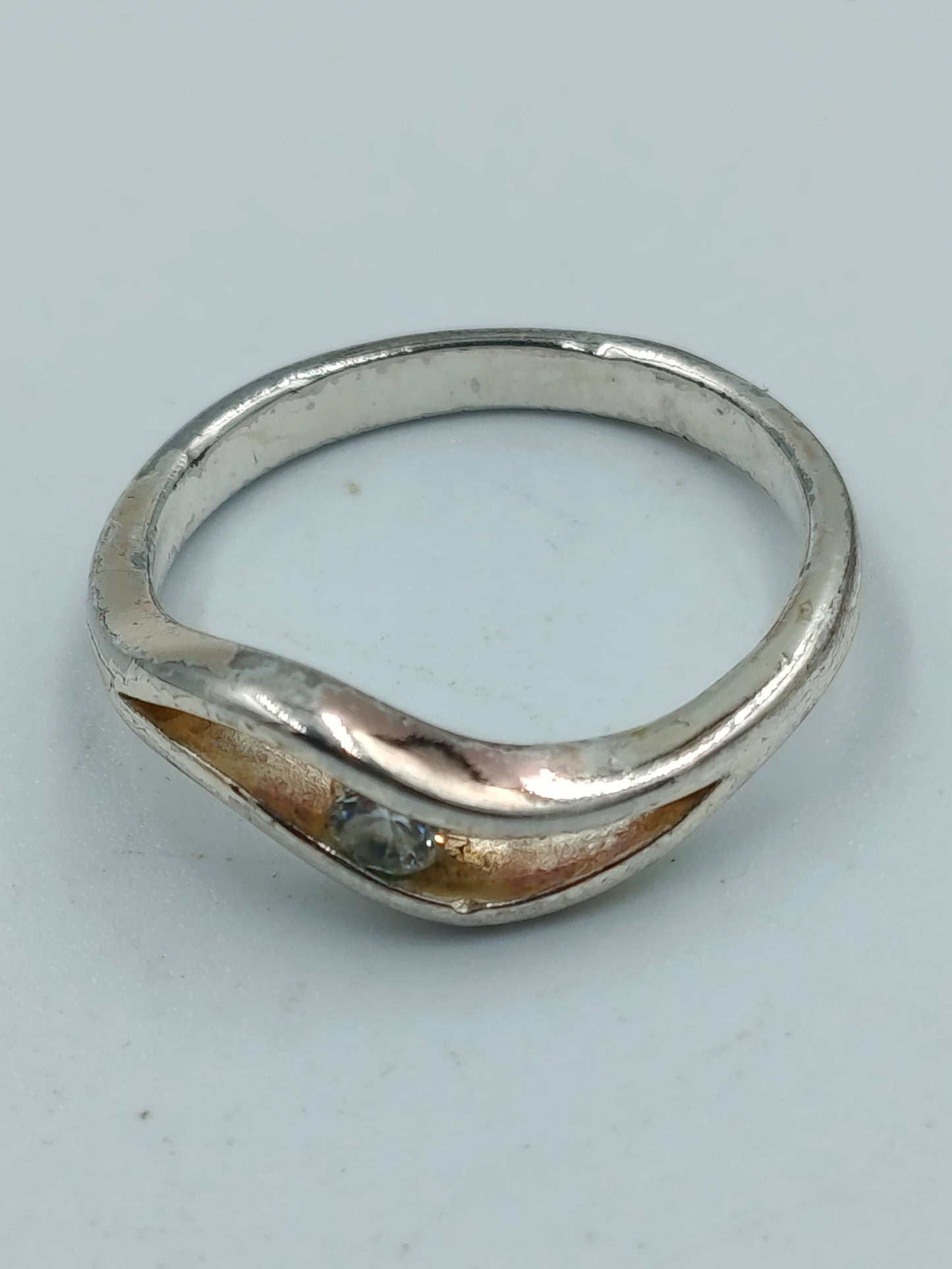 Silberring mit klarer Steinverzierung