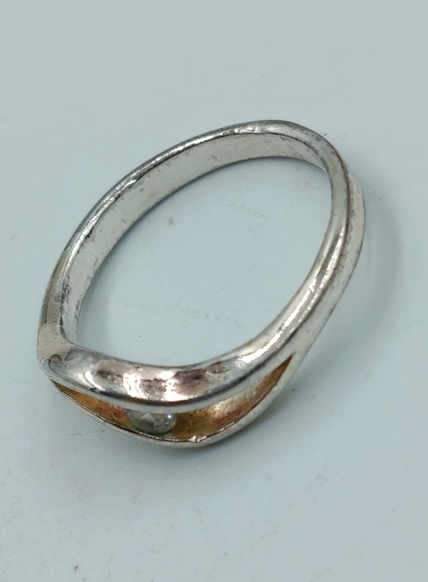 Silberring mit klarer Steinverzierung