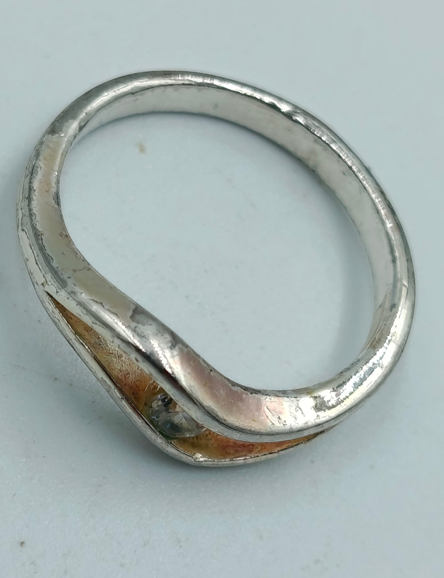 Silberring mit klarer Steinverzierung