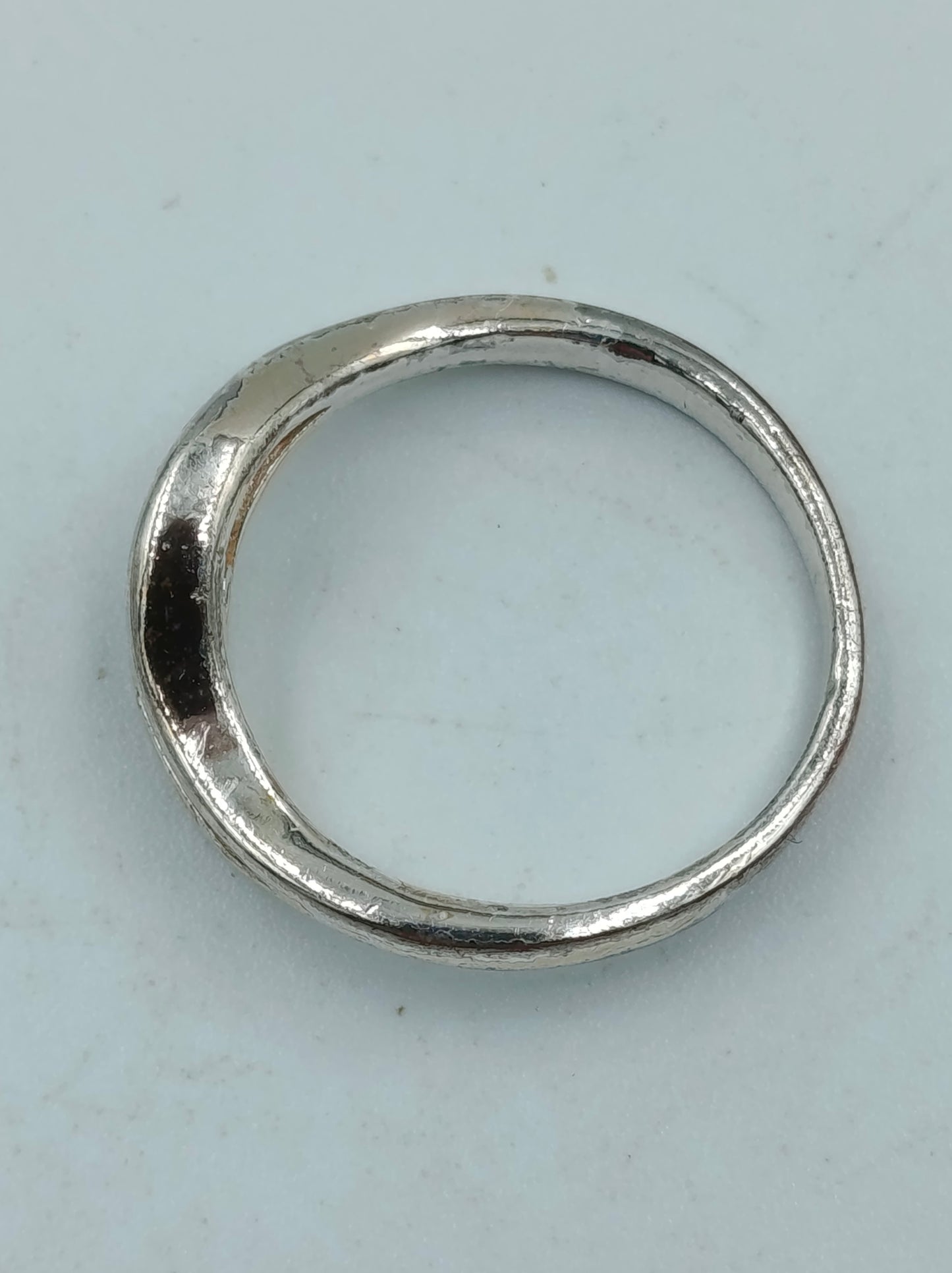 Silberring mit klarer Steinverzierung