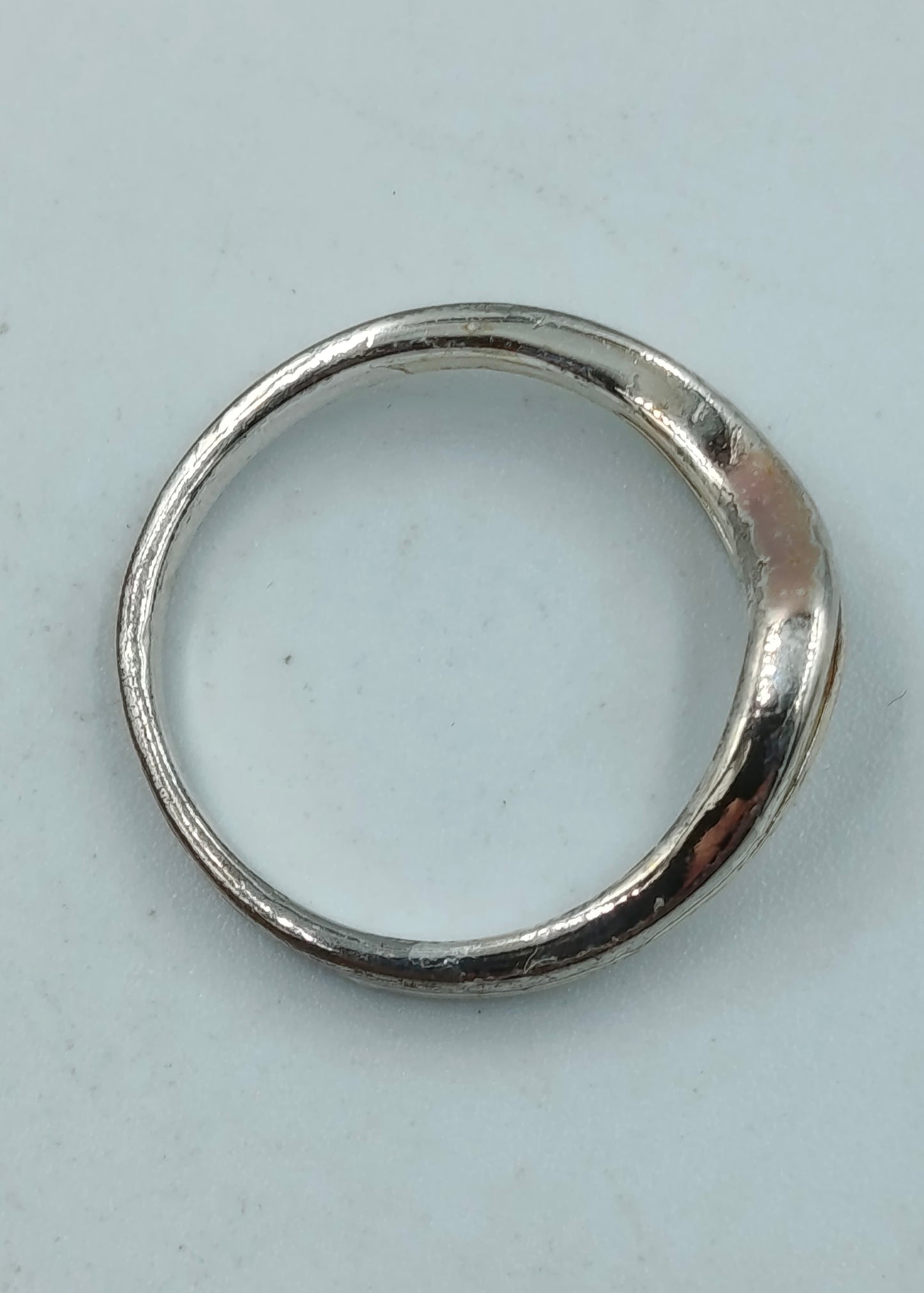 Silberring mit klarer Steinverzierung