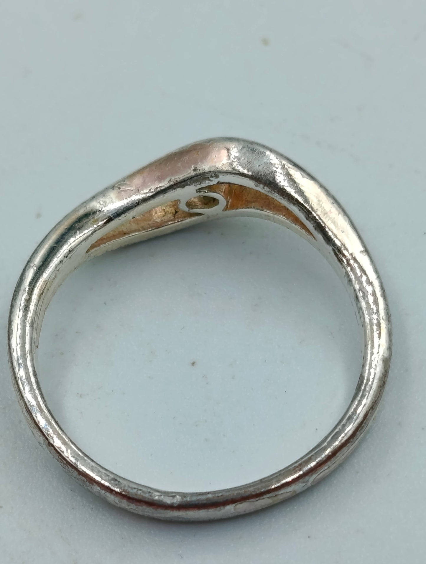 Silberring mit klarer Steinverzierung