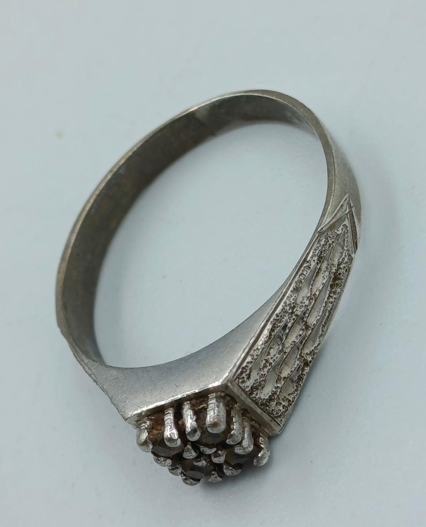 925 Silberring mit dunklen Steinen