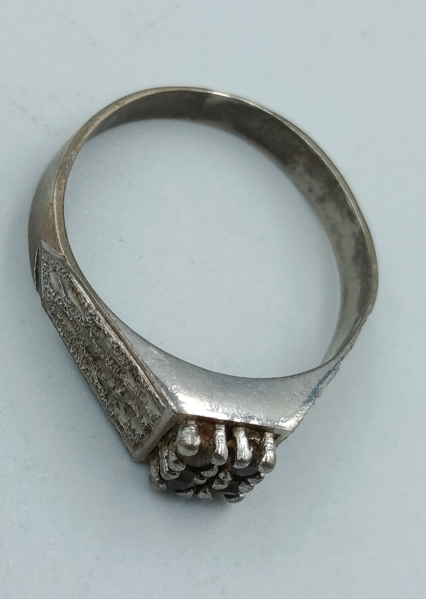 925 Silberring mit dunklen Steinen