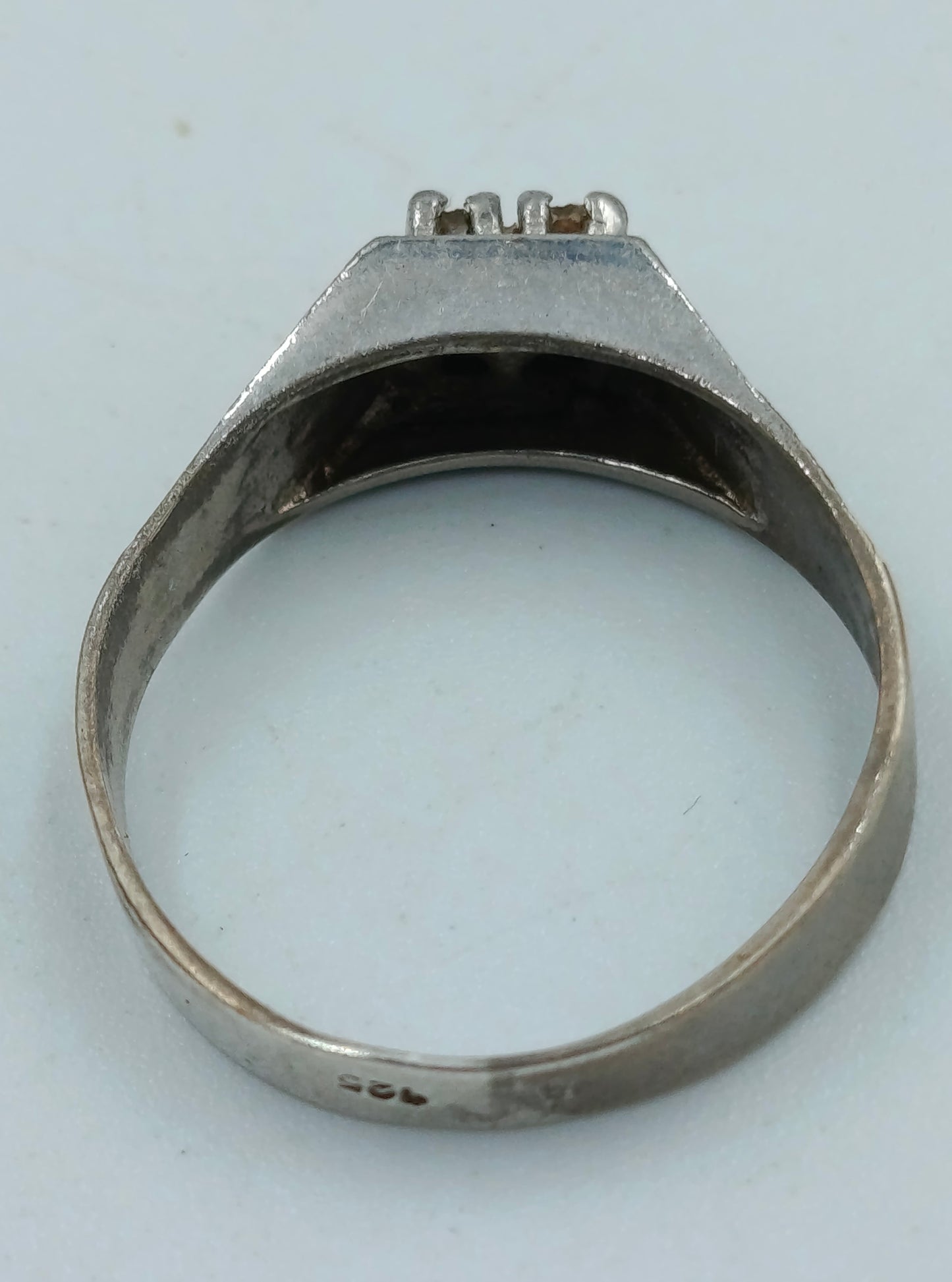 925 Silberring mit dunklen Steinen