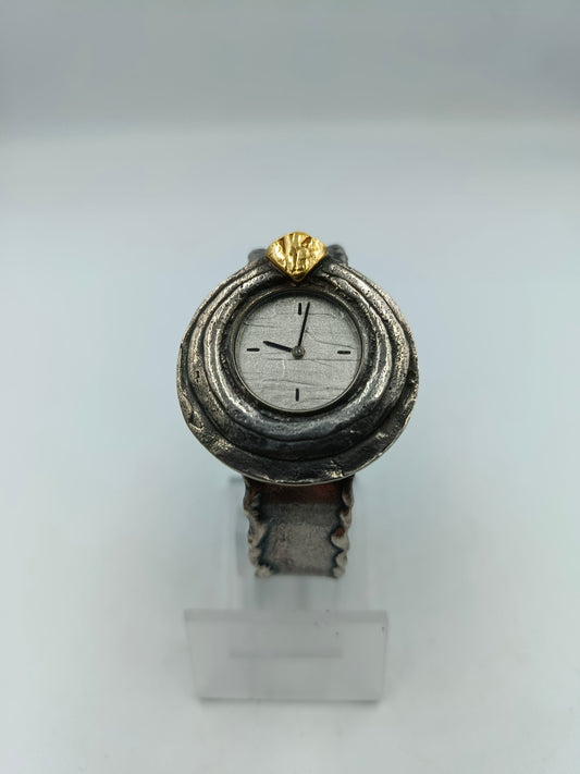 Handgearbeitete 835er Silberuhr mit Gold-Akzent