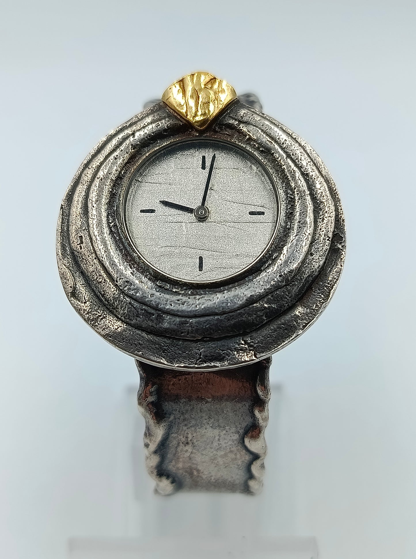 Handgearbeitete 835er Silberuhr mit Gold-Akzent