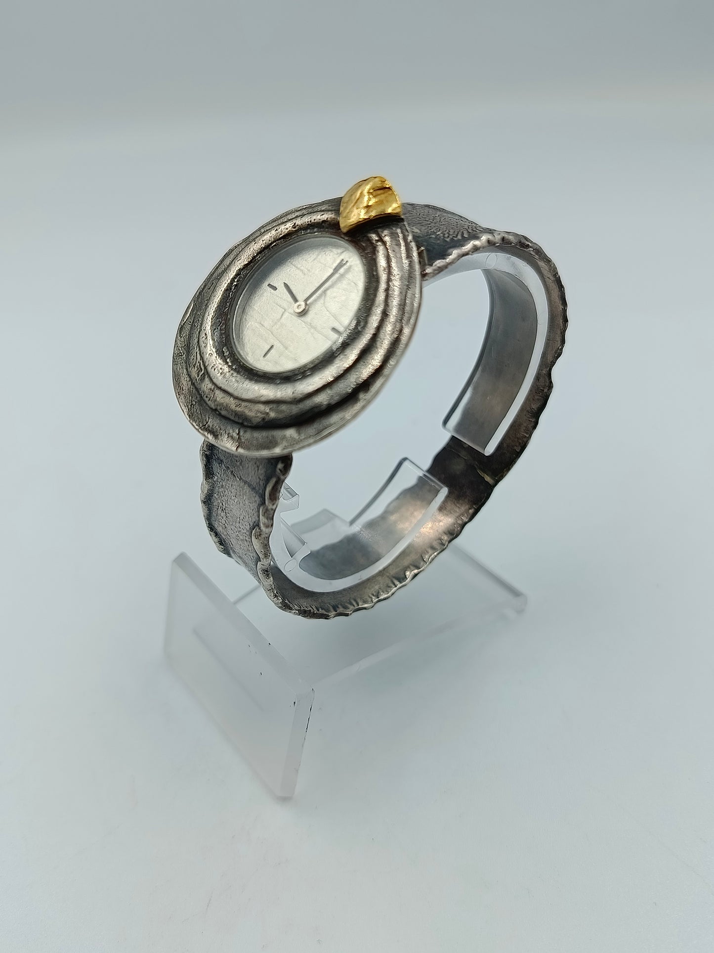 Handgearbeitete 835er Silberuhr mit Gold-Akzent