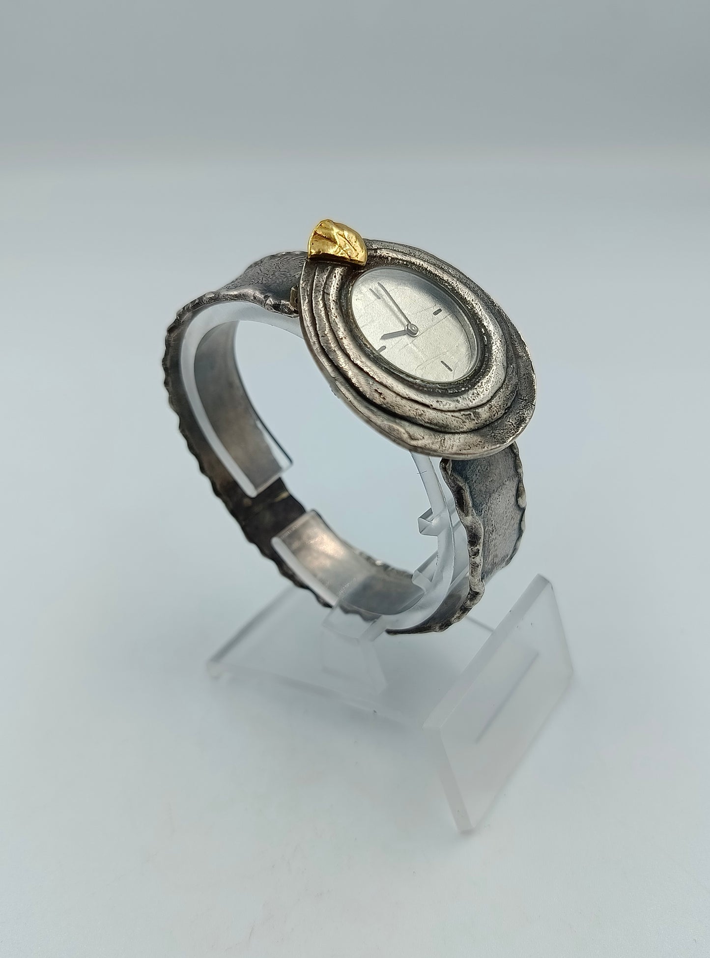 Handgearbeitete 835er Silberuhr mit Gold-Akzent