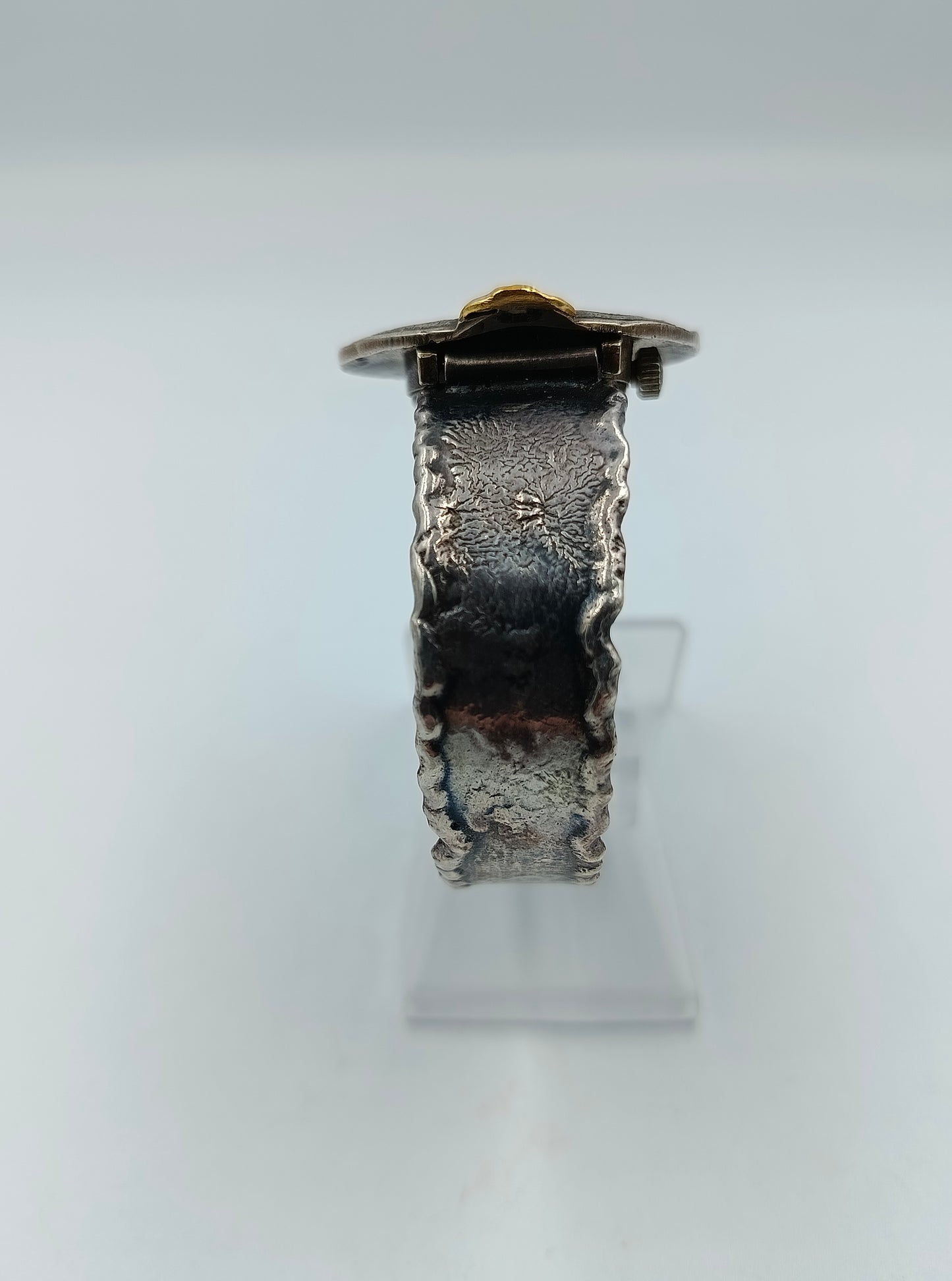 Handgearbeitete 835er Silberuhr mit Gold-Akzent