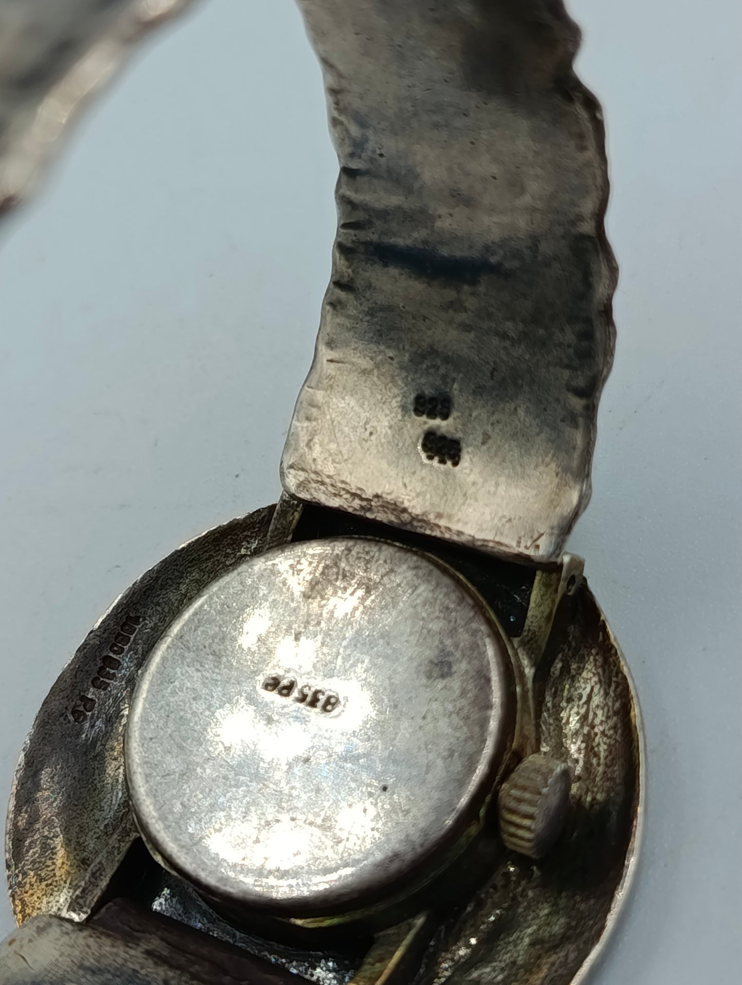 Handgearbeitete 835er Silberuhr mit Gold-Akzent