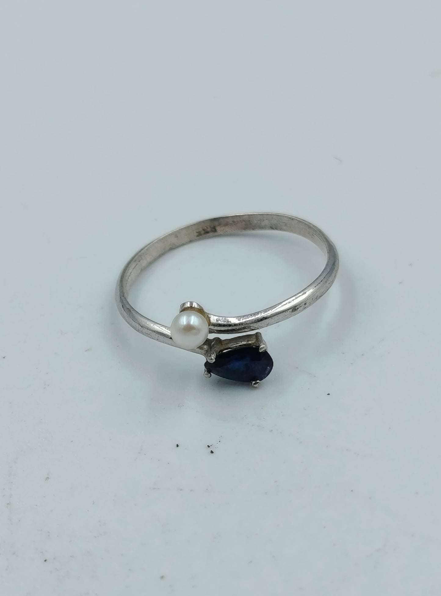 Eleganter 835 Silberring mit Perle und Saphirblauem Stein