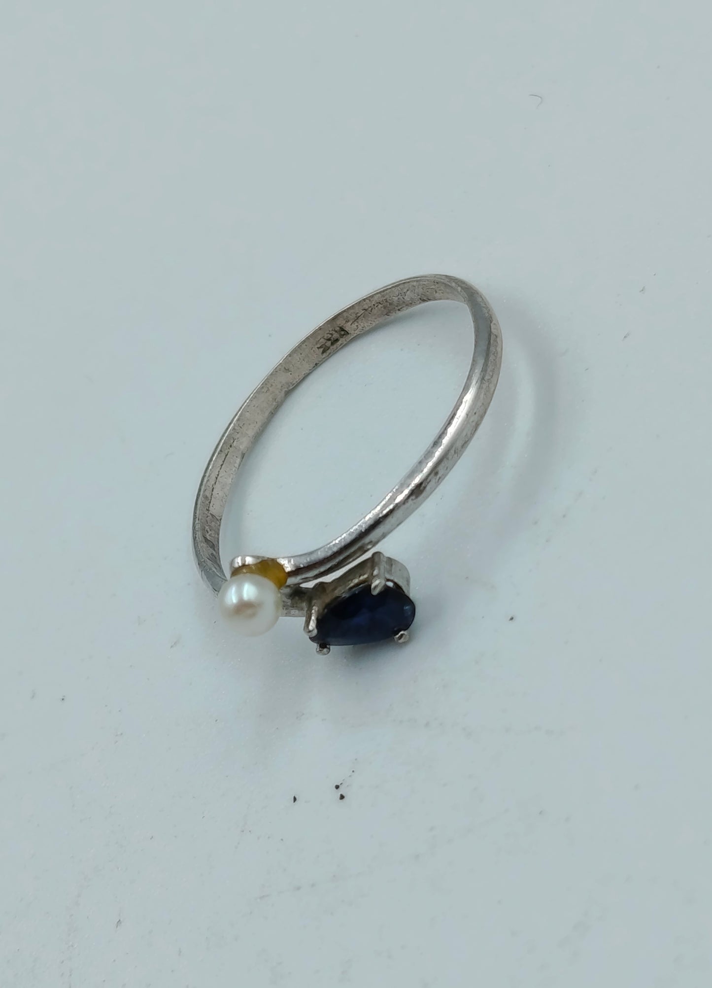 Eleganter 835 Silberring mit Perle und Saphirblauem Stein