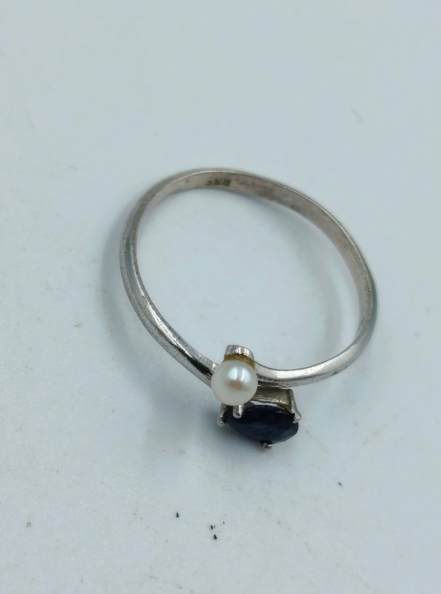 Eleganter 835 Silberring mit Perle und Saphirblauem Stein