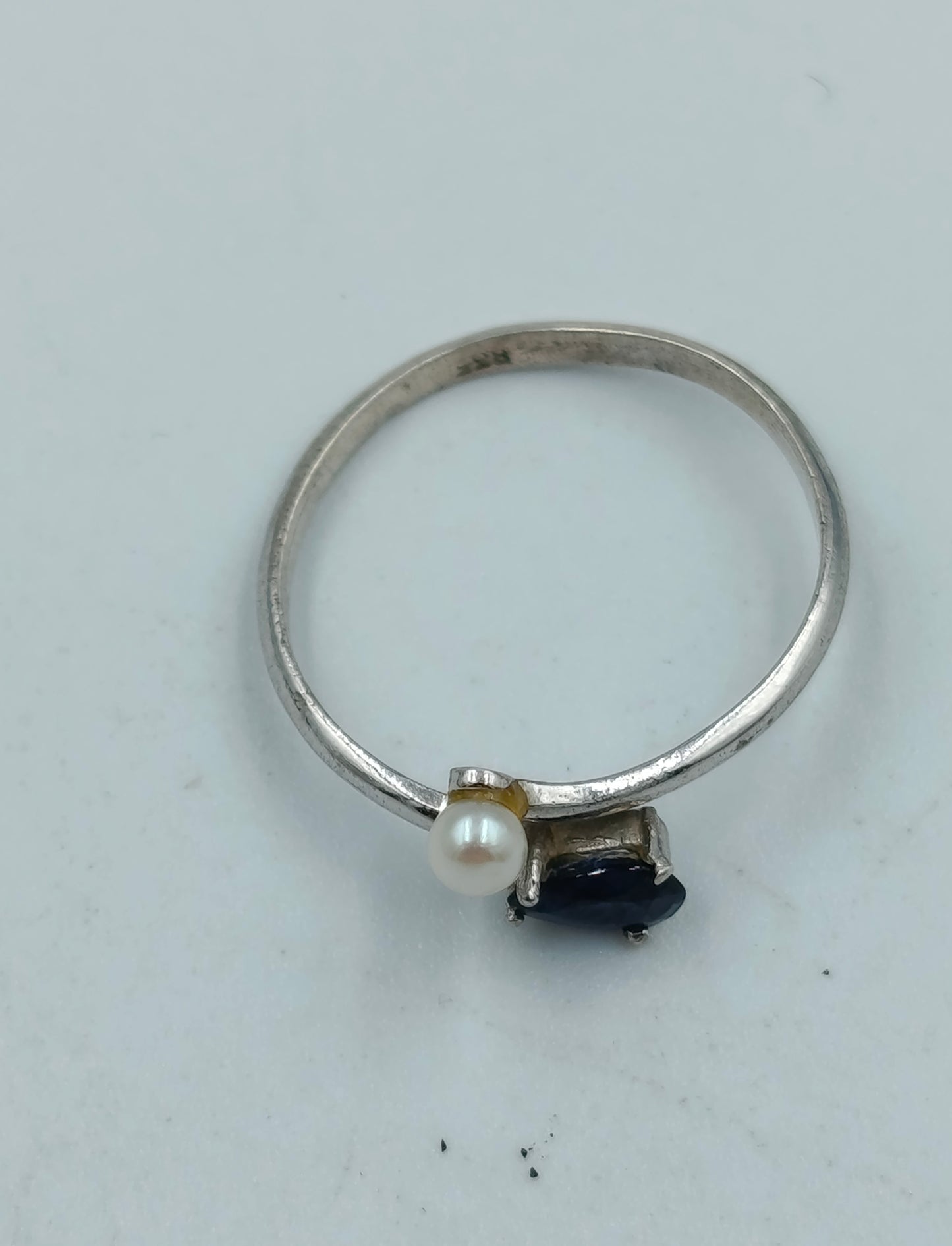 Eleganter 835 Silberring mit Perle und Saphirblauem Stein