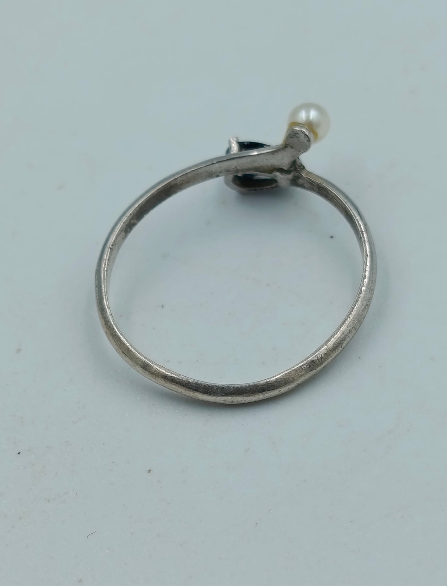 Eleganter 835 Silberring mit Perle und Saphirblauem Stein