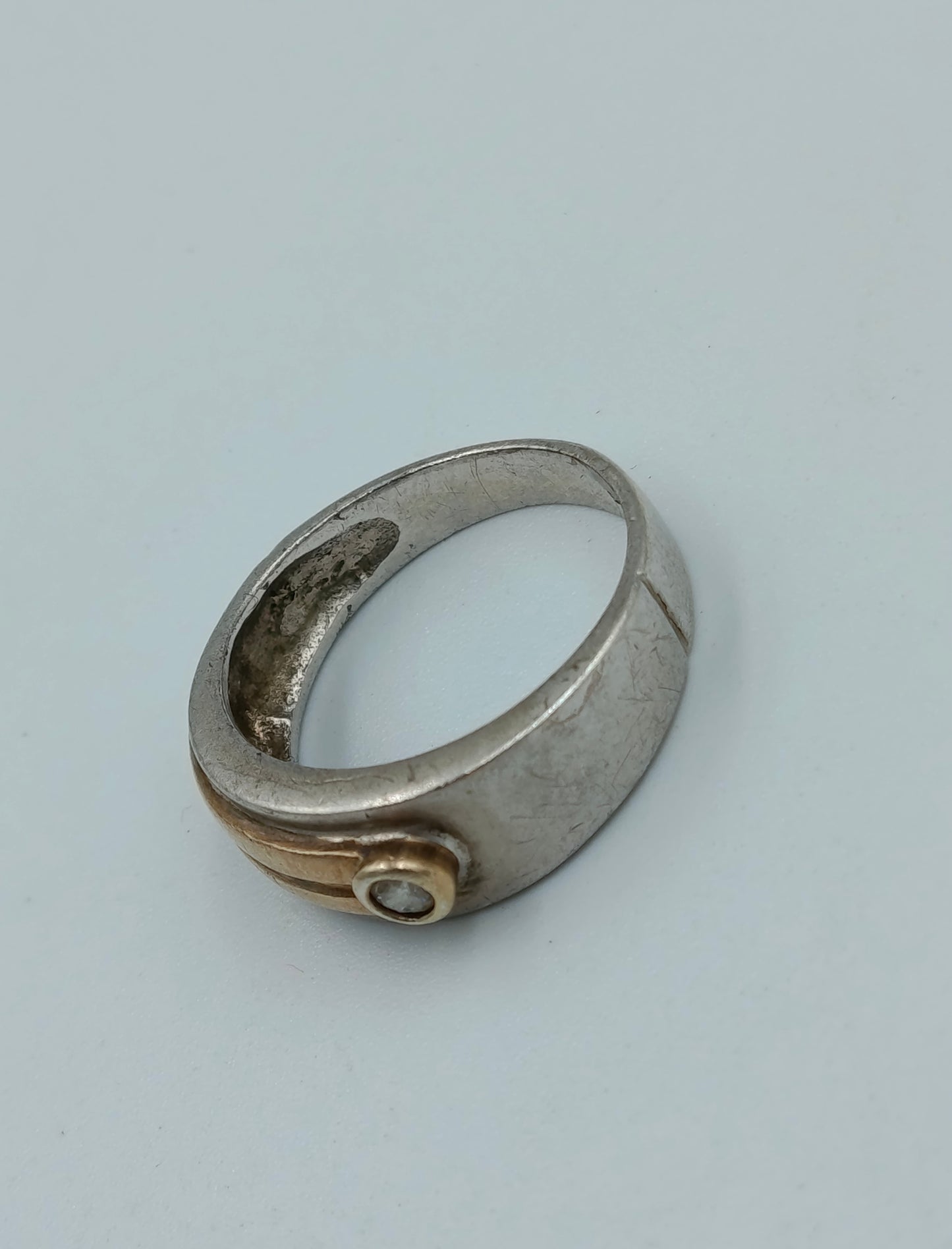 Moderner 925 Silberring mit Goldakzent und Zirkonia