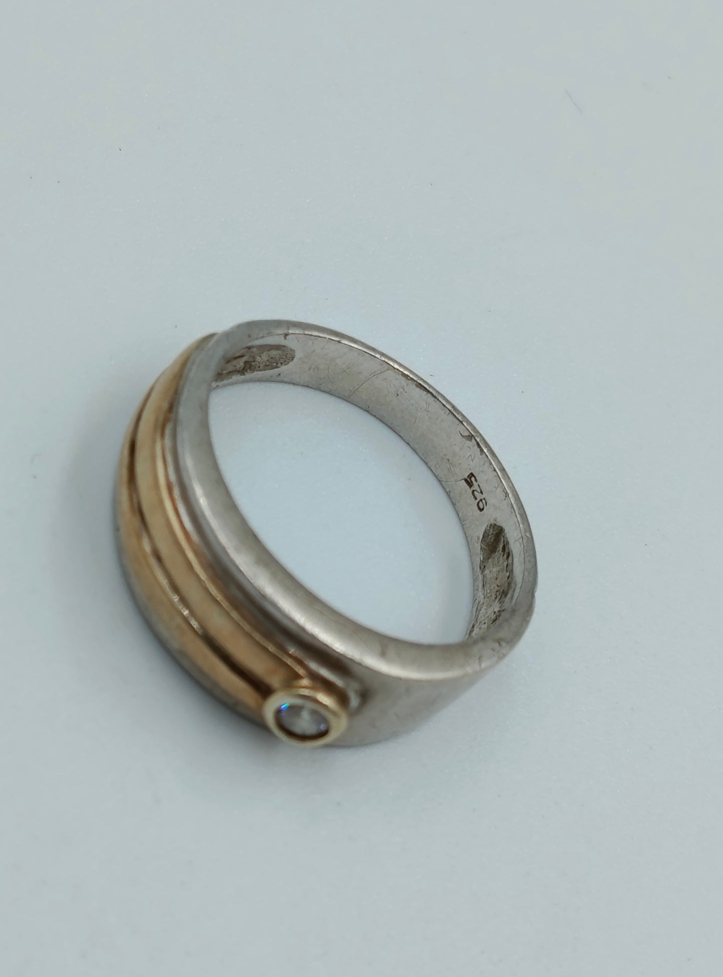 Moderner 925 Silberring mit Goldakzent und Zirkonia